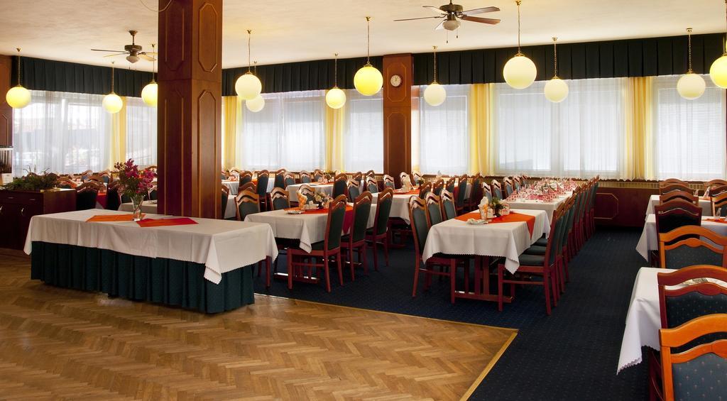 Hotel Slunce Гавличкув-Брод Экстерьер фото