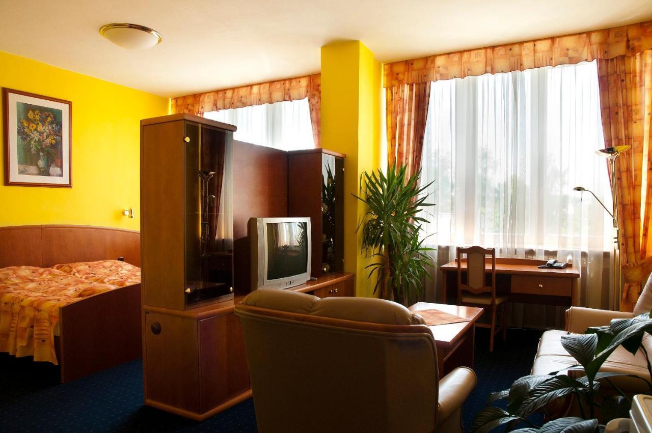 Hotel Slunce Гавличкув-Брод Экстерьер фото